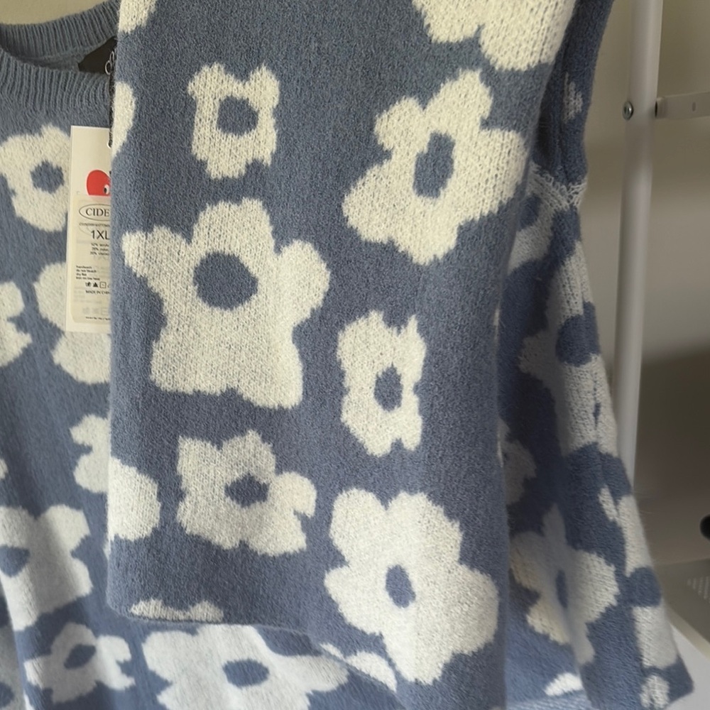 Floral Bell-Sleeve Cropped Sweater NWT - Picture 6 of 6